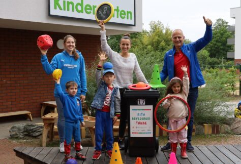 v.l.n.r. Trainerin Alicia Schwarz, Kitaleitung Ulrike Jäger und Jens-Uwe Kunze mit Kindern der Kita Daumstraße