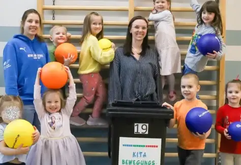 Projektleitung Alicia Schwarz und Kitaleitung Franziska Stühmke mit Kindern der Kita Kiesteich Surfer