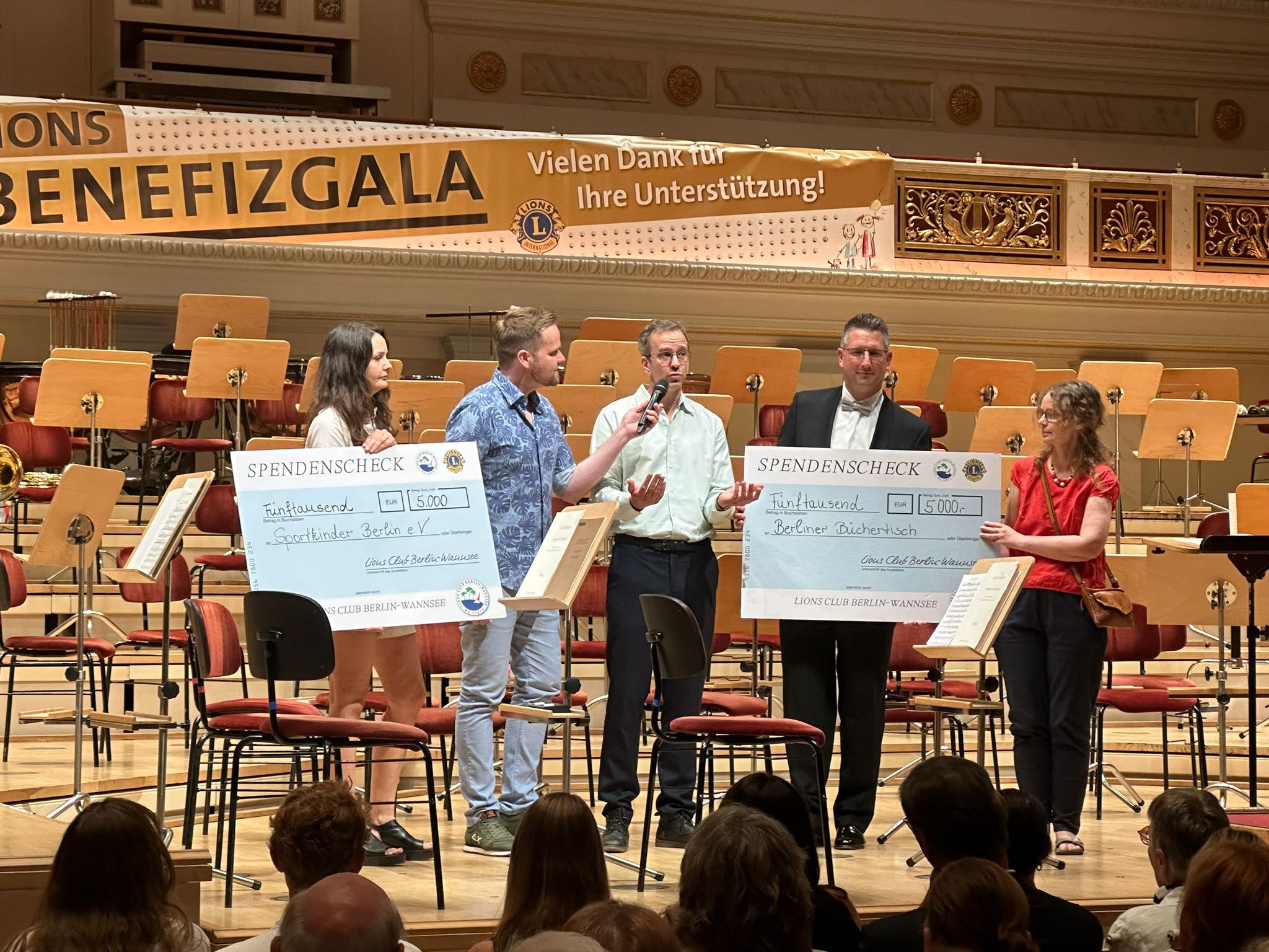 v.l.n.r. Albulena Parisis (SPORTKINDER), Benjamin Stöwe (Moderator), Simon Schulte (SPORTKINDER), Axel Venzke(Lions Club), Cornelia Temesvári (Berliner Büchertisch)