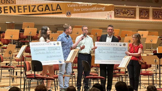 v.l.n.r. Albulena Parisis (SPORTKINDER), Benjamin Stöwe (Moderator), Simon Schulte (SPORTKINDER), Axel Venzke(Lions Club), Cornelia Temesvári (Berliner Büchertisch)