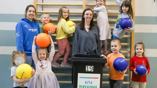 Projektleitung Alicia Schwarz und Kitaleitung Franziska Stühmke mit Kindern der Kita Kiesteich Surfer